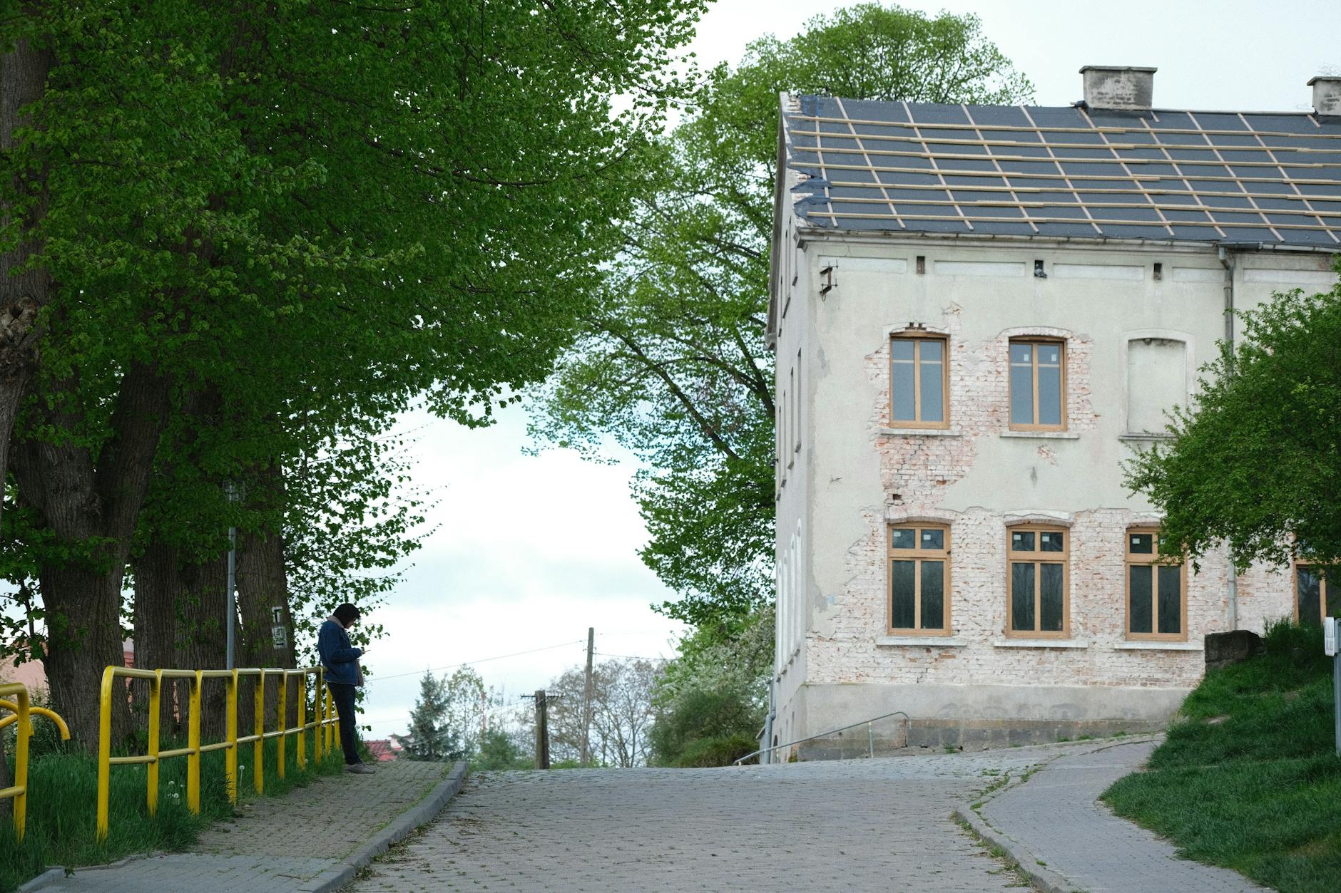 Sławomir Jasica, sportowiec z Limanowej, świętuje sukces na zawodach sportowych w Łodzi.